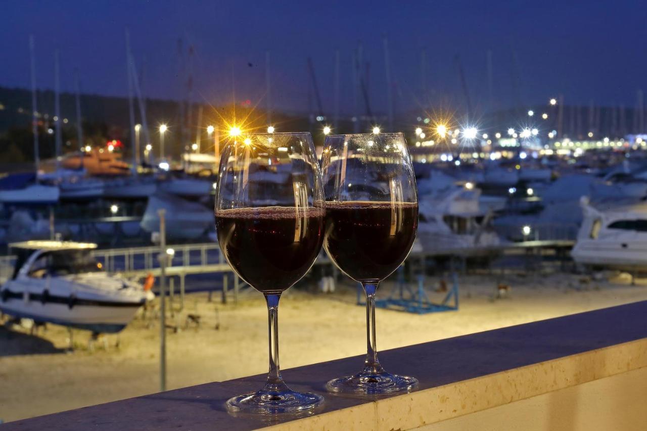 Luxury Apartments Monika Near The Sea With Private Parking بيبينيا المظهر الخارجي الصورة