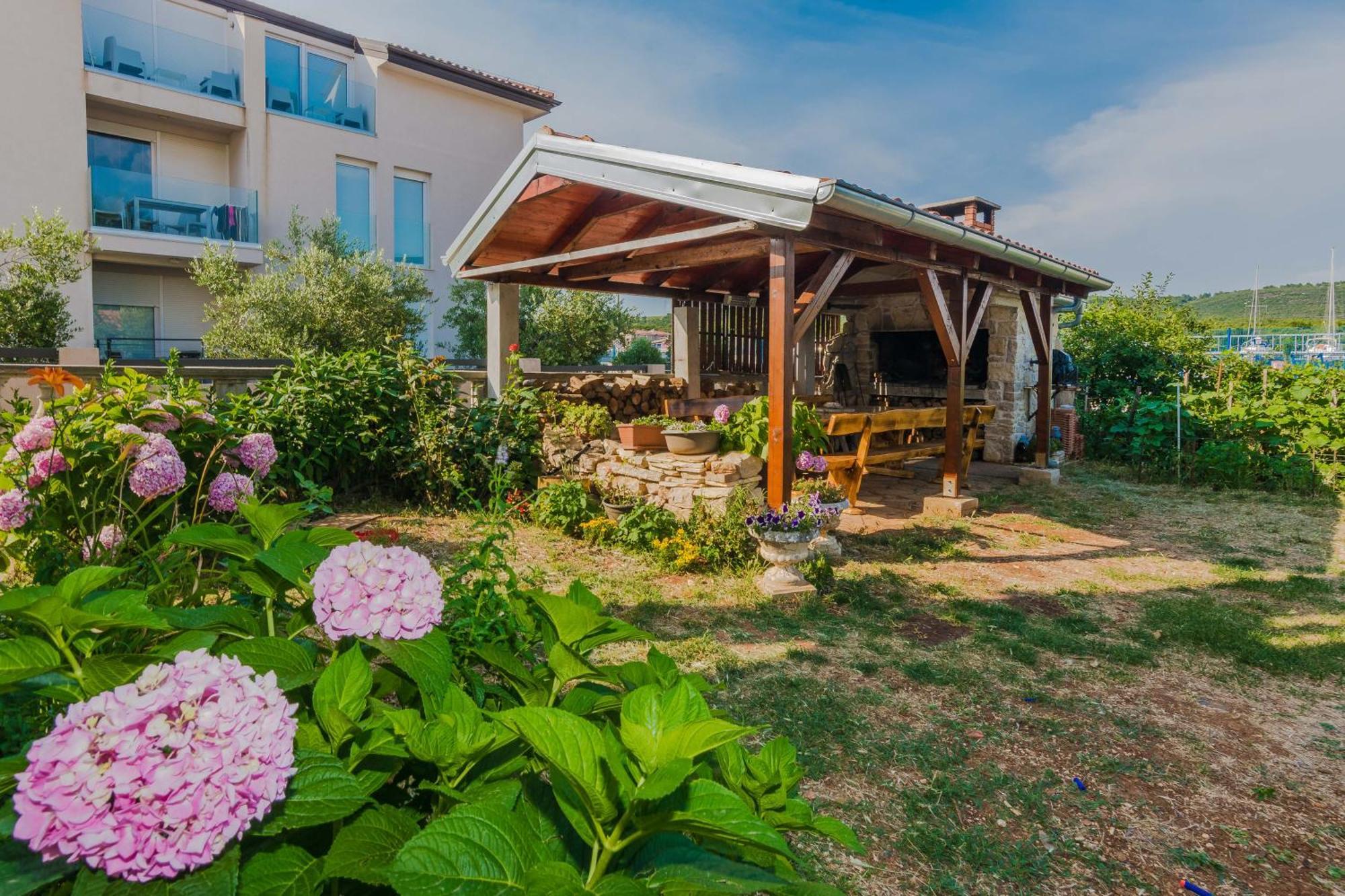 Luxury Apartments Monika Near The Sea With Private Parking بيبينيا المظهر الخارجي الصورة